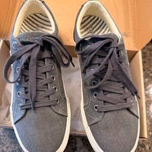 Taos Plim Soul size 9.5 charcoal wash canvas